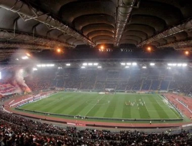 Απίστευτοι: Κάνουν τα μαθήματα στις εξέδρες ενώ παίζει ο ύμνος του Champions League (φώτο)